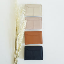 Lataa kuva Galleria-katseluun, Pieni ja tilava NELLA nahkalompakko, sopii pienempiikin laukkuihin. Lompakossa on hyvin tilaa korteille ja vetoketjullinen kolikkotasku. Takaa löytyy myös valokuvatasku. Materiaali: nahka Koko: pituus 11cm, leveys 8cm, syvyys 1,5cm Valmistusmaa Italia