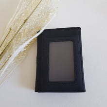 Lataa kuva Galleria-katseluun, Pieni ja tilava NELLA nahkalompakko, sopii pienempiikin laukkuihin. Lompakossa on hyvin tilaa korteille ja vetoketjullinen kolikkotasku. Takaa löytyy myös valokuvatasku. Materiaali: nahka Koko: pituus 11cm, leveys 8cm, syvyys 1,5cm Valmistusmaa Italia