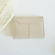 Lataa kuva Galleria-katseluun, Pieni ja tilava NELLA nahkalompakko, sopii pienempiikin laukkuihin. Lompakossa on hyvin tilaa korteille ja vetoketjullinen kolikkotasku. Takaa löytyy myös valokuvatasku. Materiaali: nahka Koko: pituus 11cm, leveys 8cm, syvyys 1,5cm Valmistusmaa Italia