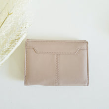 Lataa kuva Galleria-katseluun, Pieni ja tilava NELLA nahkalompakko, sopii pienempiikin laukkuihin. Lompakossa on hyvin tilaa korteille ja vetoketjullinen kolikkotasku. Takaa löytyy myös valokuvatasku. Materiaali: nahka Koko: pituus 11cm, leveys 8cm, syvyys 1,5cm Valmistusmaa Italia