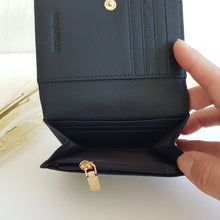 Lataa kuva Galleria-katseluun, Pieni ja tilava NELLA nahkalompakko, sopii pienempiikin laukkuihin. Lompakossa on hyvin tilaa korteille ja vetoketjullinen kolikkotasku. Takaa löytyy myös valokuvatasku. Materiaali: nahka Koko: pituus 11cm, leveys 8cm, syvyys 1,5cm Valmistusmaa Italia