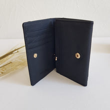 Lataa kuva Galleria-katseluun, Pieni ja tilava NELLA nahkalompakko, sopii pienempiikin laukkuihin. Lompakossa on hyvin tilaa korteille ja vetoketjullinen kolikkotasku. Takaa löytyy myös valokuvatasku. Materiaali: nahka Koko: pituus 11cm, leveys 8cm, syvyys 1,5cm Valmistusmaa Italia