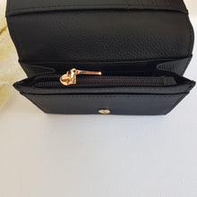 Lataa kuva Galleria-katseluun, Pieni ja tilava NELLA nahkalompakko, sopii pienempiikin laukkuihin. Lompakossa on hyvin tilaa korteille ja vetoketjullinen kolikkotasku. Takaa löytyy myös valokuvatasku. Materiaali: nahka Koko: pituus 11cm, leveys 8cm, syvyys 1,5cm Valmistusmaa Italia