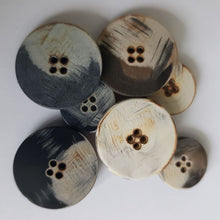 Lataa kuva Galleria-katseluun, Upea orgaaninen poltettu läpiommeltava ureanappi. Nappi sopii erilaisiin takkeihin, jakkuihin ja housuihin. Urea napit kestää kovaa kulutusta ja lämpöä. Napin pinnassa on kaunis kuviointi ja on mattapintainen. Neljä eri väriä: luonnonvalkoinen, ruskea, harmaa, musta. Koot 18mm ja 25 mm.