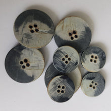 Lataa kuva Galleria-katseluun, Upea orgaaninen poltettu läpiommeltava ureanappi. Nappi sopii erilaisiin takkeihin, jakkuihin ja housuihin. Urea napit kestää kovaa kulutusta ja lämpöä. Napin pinnassa on kaunis kuviointi ja on mattapintainen. Neljä eri väriä: luonnonvalkoinen, ruskea, harmaa, musta. Koot 18mm ja 25 mm.