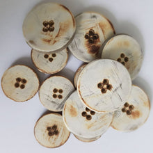 Lataa kuva Galleria-katseluun, Upea orgaaninen poltettu läpiommeltava ureanappi. Nappi sopii erilaisiin takkeihin, jakkuihin ja housuihin. Urea napit kestää kovaa kulutusta ja lämpöä. Napin pinnassa on kaunis kuviointi ja on mattapintainen. Neljä eri väriä: luonnonvalkoinen, ruskea, harmaa, musta. Koot 18mm ja 25 mm.
