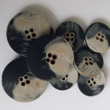 Lataa kuva Galleria-katseluun, Upea orgaaninen poltettu läpiommeltava ureanappi. Nappi sopii erilaisiin takkeihin, jakkuihin ja housuihin. Urea napit kestää kovaa kulutusta ja lämpöä. Napin pinnassa on kaunis kuviointi ja on mattapintainen. Neljä eri väriä: luonnonvalkoinen, ruskea, harmaa, musta. Koot 18mm ja 25 mm.
