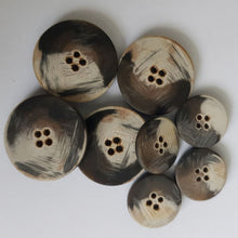 Lataa kuva Galleria-katseluun, Upea orgaaninen poltettu läpiommeltava ureanappi. Nappi sopii erilaisiin takkeihin, jakkuihin ja housuihin. Urea napit kestää kovaa kulutusta ja lämpöä. Napin pinnassa on kaunis kuviointi ja on mattapintainen. Neljä eri väriä: luonnonvalkoinen, ruskea, harmaa, musta. Koot 18mm ja 25 mm.