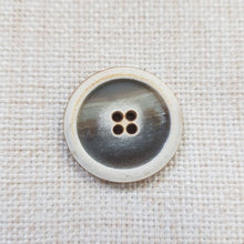 Lataa kuva Galleria-katseluun, Kaunis eläväpintainen orgaaninen nelireikäinen sarveisnappi. Napin valmistuksessa on käytetty ureaa mikä tekee napista vahvan ja kestää lämmön. Koot 15mm (paksuus 3.5 mm), 23 mm (paksuus 5 mm), 25mm (paksuus 5 mm). Värit valkobeige ja valkoharmaa. Sopii pikkutakkeihin, bleisereihin, nappimekkoihin, housuihin, hamenapiksi ja neulepuseroihin.