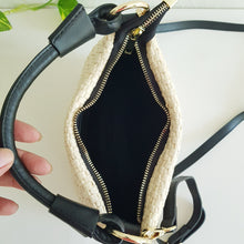 Lataa kuva Galleria-katseluun, Tyylikäs Paula olkalaukku, päällinen raffia palmua, kahva ja hihna nahkaa. Laukussa yksi iso tasku ja sisällä vetoketjullinen sivutasku. Sulkeutuu vetoketjulla. Koko: pituus 28 cm, korkeus 19cm, syvyys 9cm Hihna max pituus 115 cm Valmistusmaa Italia