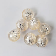 Lataa kuva Galleria-katseluun, Kauniit pienet KUKKA lasten napit. Napin pinnassa on hopea kukka ja nappi ommellaan takaa kiinni. Nappi sopii lasten neuleisiin ja koristeeksi esimerkiksi pipoihin. Napista löytyy viisi väriä: luonnonvalkoinen, vihreä, sininen, ruskea ja lila.