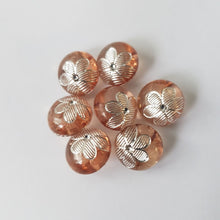 Lataa kuva Galleria-katseluun, Kauniit pienet KUKKA lasten napit. Napin pinnassa on hopea kukka ja nappi ommellaan takaa kiinni. Nappi sopii lasten neuleisiin ja koristeeksi esimerkiksi pipoihin. Napista löytyy viisi väriä: luonnonvalkoinen, vihreä, sininen, ruskea ja lila.