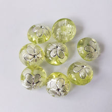 Lataa kuva Galleria-katseluun, Kauniit pienet KUKKA lasten napit. Napin pinnassa on hopea kukka ja nappi ommellaan takaa kiinni. Nappi sopii lasten neuleisiin ja koristeeksi esimerkiksi pipoihin. Napista löytyy viisi väriä: luonnonvalkoinen, vihreä, sininen, ruskea ja lila.