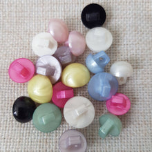 Lataa kuva Galleria-katseluun, Klassinen pikku puolipallonappi helmiäispintainen on täydellinen paita- tai mekkonappi. Valikoimassa on kahdeksan eri väriä: helmivalkoinen, keltainen, vaaleansininen, vaaleanpunainen, vaaleanvihreä, aniliininpunainen, vaaleanharmaa ja musta. Kaksi kokoa: 11 mm ja 13 mm.