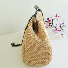 Lataa kuva Galleria-katseluun, LUISA raffia clutch -laukku on elegantti kesäasuste juhlaan ja arkeen. Punottu raffiapinta, irrotettava tummanhopea metallihihna ja italialainen valmistus.