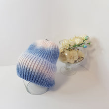 Lataa kuva Galleria-katseluun, Pehmeä, joustava ja kevyt pipo on valmistettu 100% viskoosista. Ribbineulepipossa on leveä kääntöreuna. Pipo kimaltelee hennosti sekaan neulotun hopean lurex-langan ja pienien, melko näkymättömien paljettien ansiosta. Värit roosa, sininen, sinapinkeltainen. Yksi koko. Hoito-ohjeet: 30 asteen pesu.