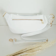 Lataa kuva Galleria-katseluun, Trendikäs ROSI crossbody vyölaukku on käytännöllinen ja tyylikäs asuste. Laukussa on kaksi vetoketjullista taskua: ulkotasku ja sisätasku, myös laukun kiinnitystapa on vetoketju. Ristivartalolaukkuun kuuluu lyhyehkö kantokahva ja säädettävä hihna. Materiaali: aito nahka Säädettävä olkahihna: max pituus 100 cm, leveys 2.5 cm Mitat: pituus 35 cm, korkeus 17 cm Valmistettu Italiassa