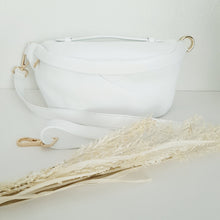 Lataa kuva Galleria-katseluun, Trendikäs ROSI crossbody vyölaukku on käytännöllinen ja tyylikäs asuste. Laukussa on kaksi vetoketjullista taskua: ulkotasku ja sisätasku, myös laukun kiinnitystapa on vetoketju. Ristivartalolaukkuun kuuluu lyhyehkö kantokahva ja säädettävä hihna. Materiaali: aito nahka Säädettävä olkahihna: max pituus 100 cm, leveys 2.5 cm Mitat: pituus 35 cm, korkeus 17 cm Valmistettu Italiassa