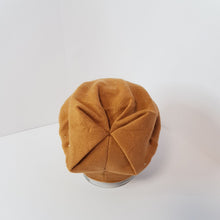 Lataa kuva Galleria-katseluun, Elegantti, joustava, pehmeä ja lämmin RUTH pipo on valmistettu viskoosin ja kashmirin sekoitteesta. Elastaani antaa lisää joustavuutta ja istuvuutta pipolle. Edessä pienet koristestrassit korostavat asusteen väriä. Yksi koko, kaksi väriä: viininpunainen ja sinapinkeltainen.