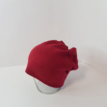 Lataa kuva Galleria-katseluun, Elegantti, joustava, pehmeä ja lämmin RUTH pipo on valmistettu viskoosin ja kashmirin sekoitteesta. Elastaani antaa lisää joustavuutta ja istuvuutta pipolle. Edessä pienet koristestrassit korostavat asusteen väriä. Yksi koko, kaksi väriä: viininpunainen ja sinapinkeltainen.