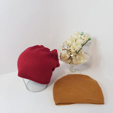 Lataa kuva Galleria-katseluun, Elegantti, joustava, pehmeä ja lämmin RUTH pipo on valmistettu viskoosin ja kashmirin sekoitteesta. Elastaani antaa lisää joustavuutta ja istuvuutta pipolle. Edessä pienet koristestrassit korostavat asusteen väriä. Yksi koko, kaksi väriä: viininpunainen ja sinapinkeltainen.