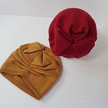 Lataa kuva Galleria-katseluun, Elegantti, joustava, pehmeä ja lämmin RUTH pipo on valmistettu viskoosin ja kashmirin sekoitteesta. Elastaani antaa lisää joustavuutta ja istuvuutta pipolle. Edessä pienet koristestrassit korostavat asusteen väriä. Yksi koko, kaksi väriä: viininpunainen ja sinapinkeltainen.