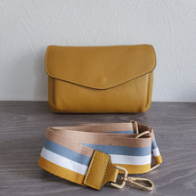 Lataa kuva Galleria-katseluun, Pirteä sinapinkeltainen laukku raikkaalla raidallisella hihnalla. Kolme lokeroa, keskellä vetoketjutasku – kompakti mutta käytännöllinen. Italialaista nahkaa jokapäiväiseen käyttöön.