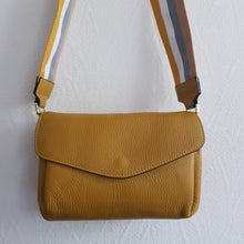 Lataa kuva Galleria-katseluun, Pirteä sinapinkeltainen laukku raikkaalla raidallisella hihnalla. Kolme lokeroa, keskellä vetoketjutasku – kompakti mutta käytännöllinen. Italialaista nahkaa jokapäiväiseen käyttöön.