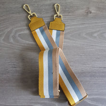 Lataa kuva Galleria-katseluun, Levea laukun hihna on polyesteria , nahkaa ja metallia