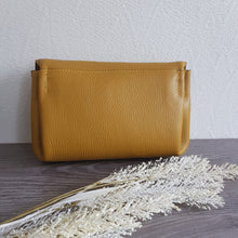 Lataa kuva Galleria-katseluun, Pirteä sinapinkeltainen laukku raikkaalla raidallisella hihnalla. Kolme lokeroa, keskellä vetoketjutasku – kompakti mutta käytännöllinen. Italialaista nahkaa jokapäiväiseen käyttöön.