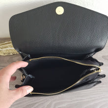 Lataa kuva Galleria-katseluun, SANDRA nahkalaukku on tyylikäs ja käytännöllinen cross body malli säädettävällä koristehihnalla. Pituus : 23 cm, korkeus 16 cm, syvyys 6 cm Laukun sisäosa on jaettu kahteen osaan vetoketjullisella taskulla ja sisäosan reunoilta löytyy avotaskut. Hihna: leveys 5 cm, max pituus 126 cm