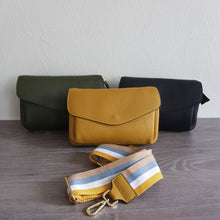 Lataa kuva Galleria-katseluun, SANDRA nahkalaukku on tyylikäs ja käytännöllinen cross body malli säädettävällä koristehihnalla. Pituus : 23 cm, korkeus 16 cm, syvyys 6 cm Laukun sisäosa on jaettu kahteen osaan vetoketjullisella taskulla ja sisäosan reunoilta löytyy avotaskut. Hihna: leveys 5 cm, max pituus 126 cm