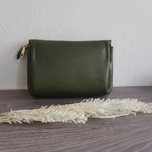 Lataa kuva Galleria-katseluun, Vihreä SANDRA tuo luonnonläheistä raikkautta arkeen. Punainen–oranssi–valkoinen–vihreä raidallinen hihna antaa laukulle energisen ja persoonallisen ilmeen. Sisäosa on jaettu kolmeen lokeroon: keskellä vetoketjullinen tasku ja reunoilla avotaskut, käytännöllinen rakenne tekee siitä täydellisen matkakumppanin.