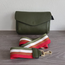 Lataa kuva Galleria-katseluun, Vihreä SANDRA tuo luonnonläheistä raikkautta arkeen. Punainen–oranssi–valkoinen–vihreä raidallinen hihna antaa laukulle energisen ja persoonallisen ilmeen. Sisäosa on jaettu kolmeen lokeroon: keskellä vetoketjullinen tasku ja reunoilla avotaskut, käytännöllinen rakenne tekee siitä täydellisen matkakumppanin.