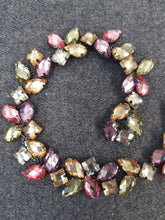 Lataa kuva Galleria-katseluun, Upea sateenkaari strassinauha, jolla pystyt koristelemaan juhlapukuja, jakkuja, mekkoja, neuleita ja takkeja. Nauha sopii hihoihin ja puseroiden kauluksiin. Tällä pystyt myös koristelemaan vöitä ja hattuja tai esim. keppihevosia. Anna mielikuvituksen laukata .