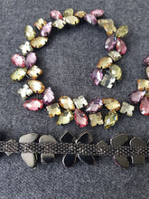 Lataa kuva Galleria-katseluun, Upea sateenkaari strassinauha, jolla pystyt koristelemaan juhlapukuja, jakkuja, mekkoja, neuleita ja takkeja. Nauha sopii hihoihin ja puseroiden kauluksiin. Tällä pystyt myös koristelemaan vöitä ja hattuja tai esim. keppihevosia. Anna mielikuvituksen laukata .