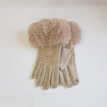 Lataa kuva Galleria-katseluun, Ihanan pehmeät ja lämpimät vuorilliset neulesormikkaat tekokarvareunuksella, etusormessa on kosketusnäyttöomimaisuus. Väri beige.