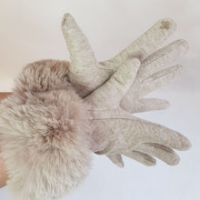 Lataa kuva Galleria-katseluun, Ihanan pehmeät ja lämpimät vuorilliset neulesormikkaat tekokarvareunuksella, etusormessa on kosketusnäyttöomimaisuus. Väri beige.