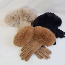 Lataa kuva Galleria-katseluun, Ihanan pehmeät ja lämpimät vuorilliset neulesormikkaat tekokarvareunuksella, etusormessa on kosketusnäyttöomimaisuus. Päällikangas on neulekangasta, vuori on vikoosisekoitetta. 3 väriä: beige, ruskea ja musta. Koko S/M ja M/L.