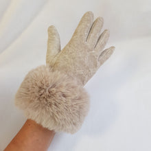 Lataa kuva Galleria-katseluun, Ihanan pehmeät ja lämpimät vuorilliset neulesormikkaat tekokarvareunuksella, etusormessa on kosketusnäyttöomimaisuus. Väri beige.