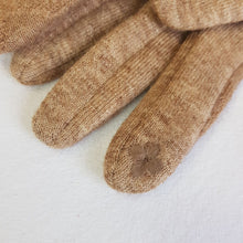 Lataa kuva Galleria-katseluun, Ihanan pehmeät ja lämpimät vuorilliset neulesormikkaat tekokarvareunuksella, etusormessa on kosketusnäyttöomimaisuus. Väri ruskea.