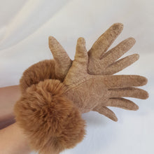 Lataa kuva Galleria-katseluun, Ihanan pehmeät ja lämpimät vuorilliset neulesormikkaat tekokarvareunuksella, etusormessa on kosketusnäyttöomimaisuus. Väri ruskea.