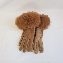 Lataa kuva Galleria-katseluun, Ihanan pehmeät ja lämpimät vuorilliset neulesormikkaat tekokarvareunuksella, etusormessa on kosketusnäyttöomimaisuus. Väri ruskea.