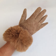 Lataa kuva Galleria-katseluun, Ihanan pehmeät ja lämpimät vuorilliset neulesormikkaat tekokarvareunuksella, etusormessa on kosketusnäyttöomimaisuus. Väri ruskea.