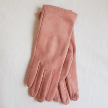 Lataa kuva Galleria-katseluun, Ihanan pehmeät sormikkaat, etusormessa on kosketusnäyttöomimaisuus. Kangas muistuttaa mokkanahkaa. Väri roosa.