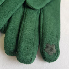 Lataa kuva Galleria-katseluun, Ihanan pehmeät sormikkaat, etusormessa on kosketusnäyttöomimaisuus. Kangas muistuttaa mokkanahkaa. Väri vihreä.
