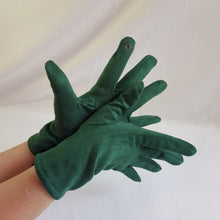 Lataa kuva Galleria-katseluun, Ihanan pehmeät sormikkaat, etusormessa on kosketusnäyttöomimaisuus. Kangas muistuttaa mokkanahkaa. Väri vihreä.