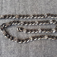 Lataa kuva Galleria-katseluun, Kaunis metallinen tumman hopea strassiketju. Väri: Tumma hopea metalliketju tumman hopeilla strasseilla. Leveys 0,8 cm. Voi ostaa metrittäin tai pienempina paloina: 10 cm, 20 cm, 30 cm, 40 cm tai 50 cm.