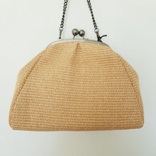 Lataa kuva Galleria-katseluun, Kaunis LUISA laukku on tehty vahvasta pampusta. Laukussa tumman hopean värinen metalli hihna . Sisällä vetoketjullinen sivutasku. Koko: pituus 32 cm, korkeus 23 cm, syvyys 12 cm. Metallihihnan pituus 117 cm Valmistusmaa Italia