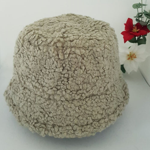 Pörröinen ZOE hattu on talven hittipäähine. Pehmeä materiaali on 100% akryylia. Yksi koko. Neljä väriä: luonnonvalkoinen, oliivi, ruskea ja musta. Hoito-ohje: käsinpesu.